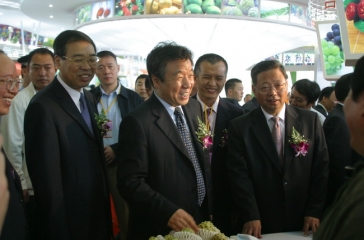 福建省委書記盧展工、省長黃小晶等領(lǐng)導(dǎo)參觀超大展區(qū)