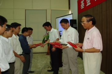 超大設(shè)立“獎學(xué)助學(xué)基金”