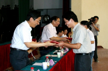 9月17日，2003年度超大獎研金頒獎典禮在福建農林大學校禮堂舉行